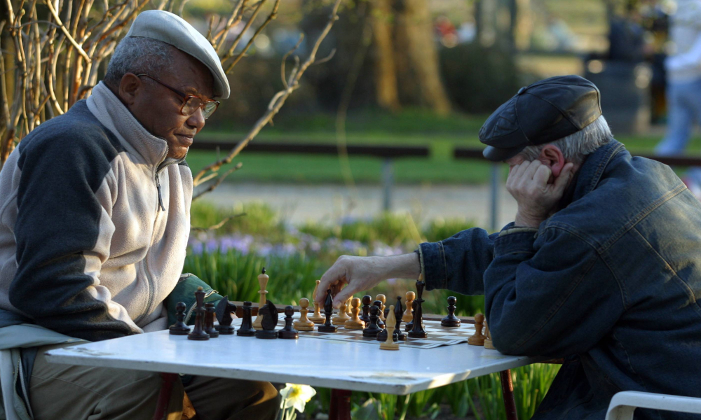 Symbolbild: Zwei Männer spielen Schach