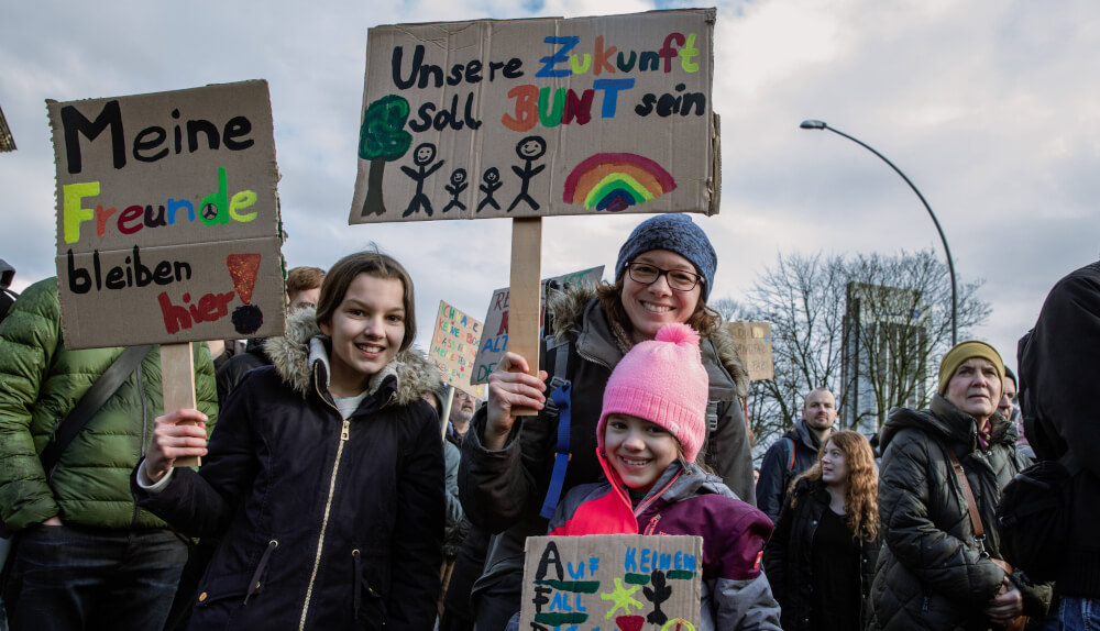 Teilnehmer:innen einer Klima-Demo in Berlin.