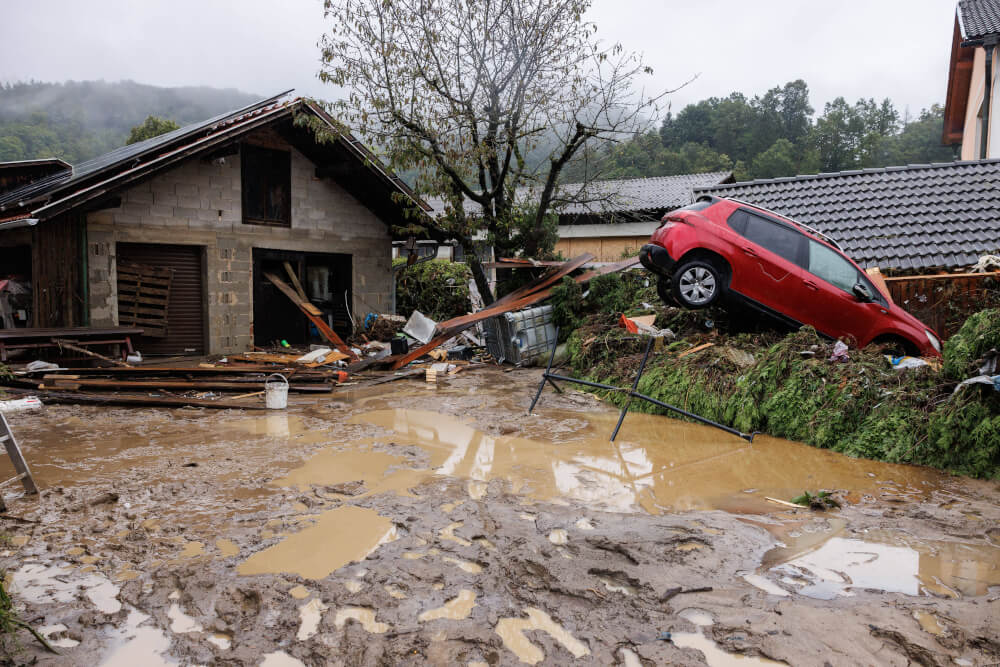 Durch Hochwasser zerstörstes Grundstück und Haus – Symbolbild