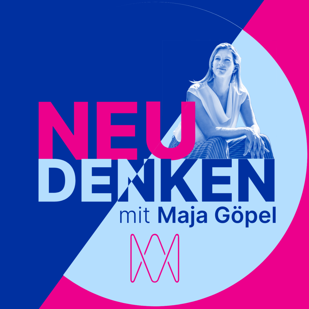 Das Podcast-Cover von NEU DENKEN zeigt eine Grafik ihn auffälligen blauen und pinken Farben mit einer sitzenden Person, die mit optimistischem Blick in die Ferne schaut. Darunter die Worte "NEU DENKEN mit Maja Göpel" und das Logo von Mission Wertvoll.