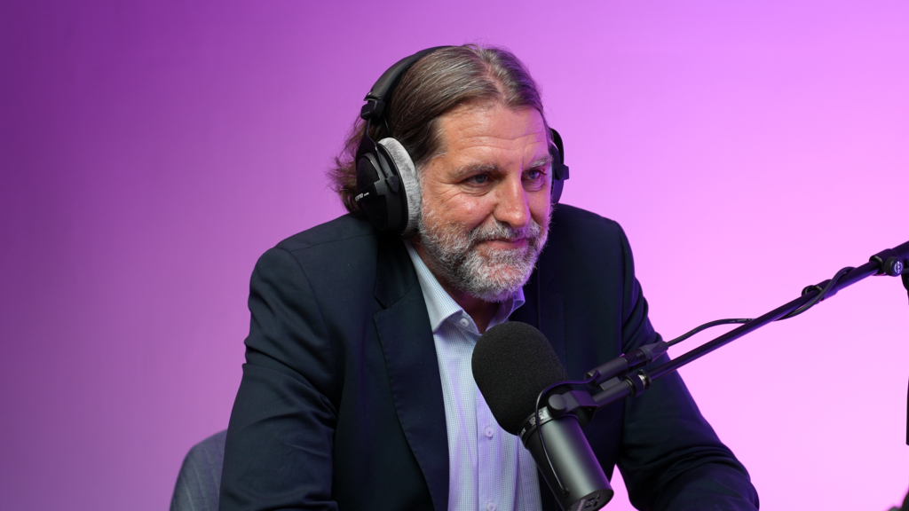 Ein Mann mit einem Mikrofon und Kopfhörern