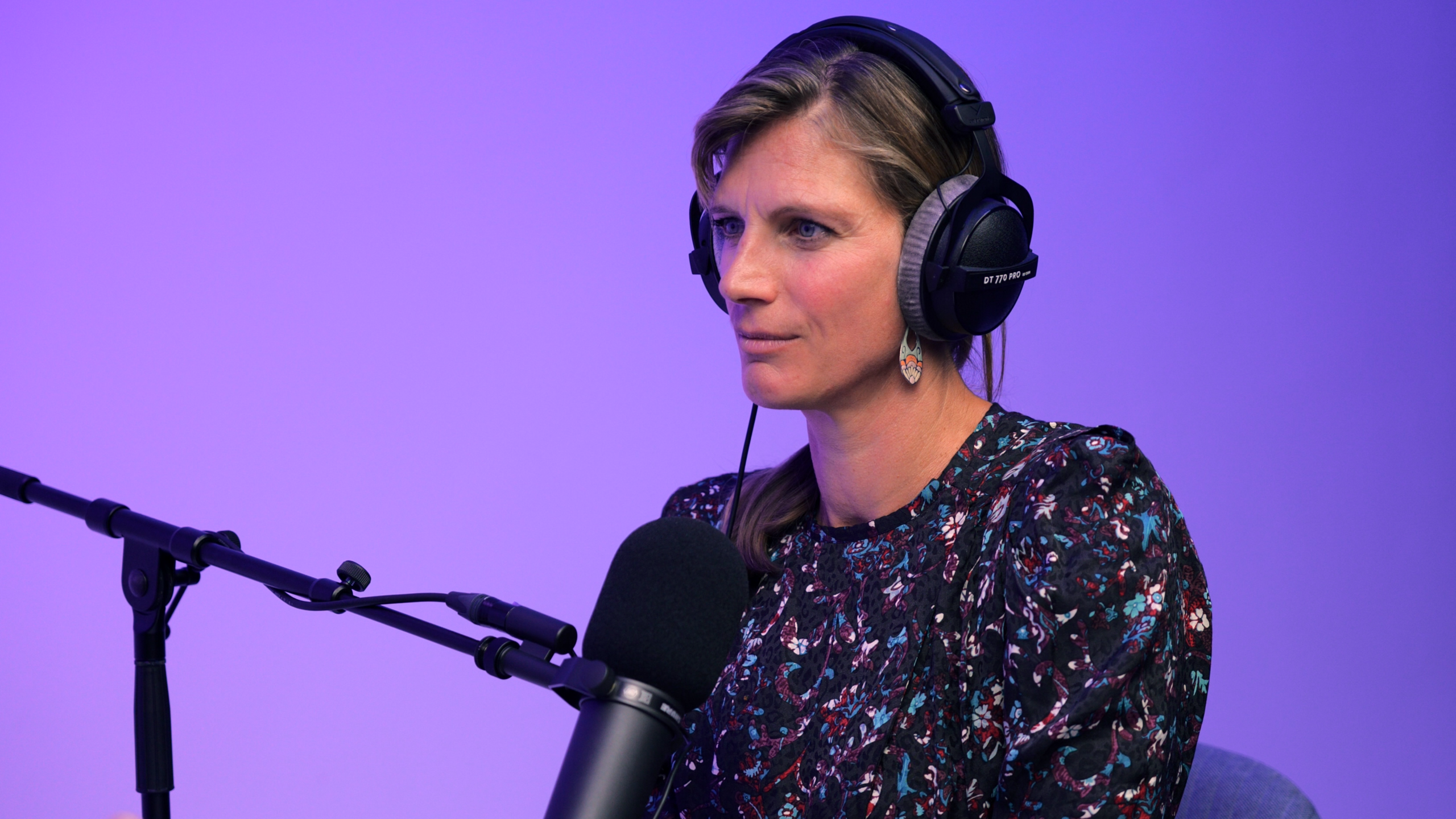 Maja Göpel sitzt mit Kopfhörern im Podcaststudio.